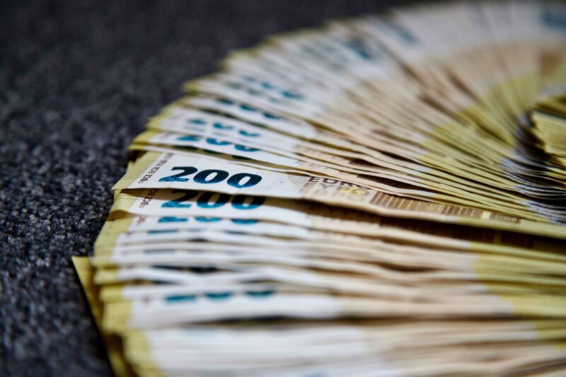Cash Drop Roma: Sfida a colpi di banconote da 200 euro!