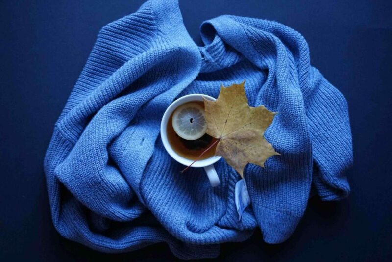 Come abbinare un maglione blu da donna nel 2024