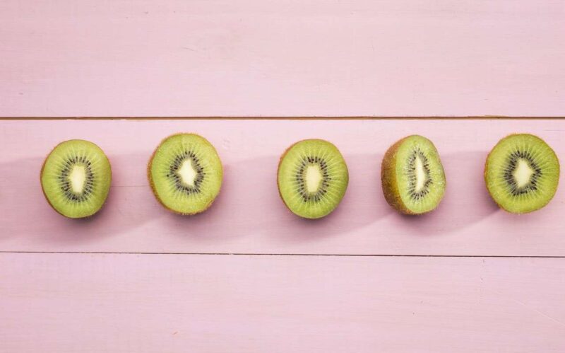 Kiwi: una bomba di benefici per l’umore e la salute mentale