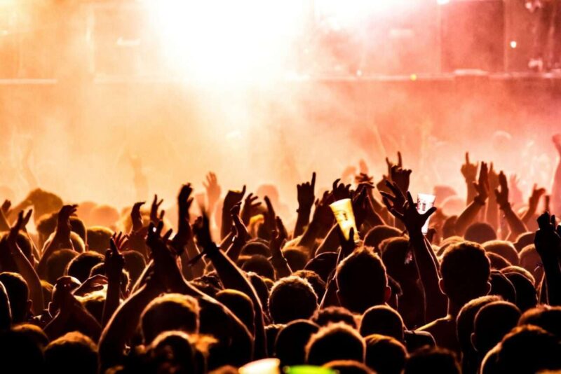 La Magia della Musica Dal Vivo: Uno Studio Svela il Coinvolgimento Emotivo Unico delle Esibizioni Live