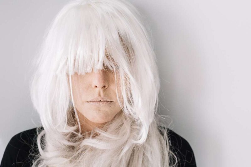 Lo stress fa davvero venire i capelli bianchi? Legame tra mente e pigmentazione