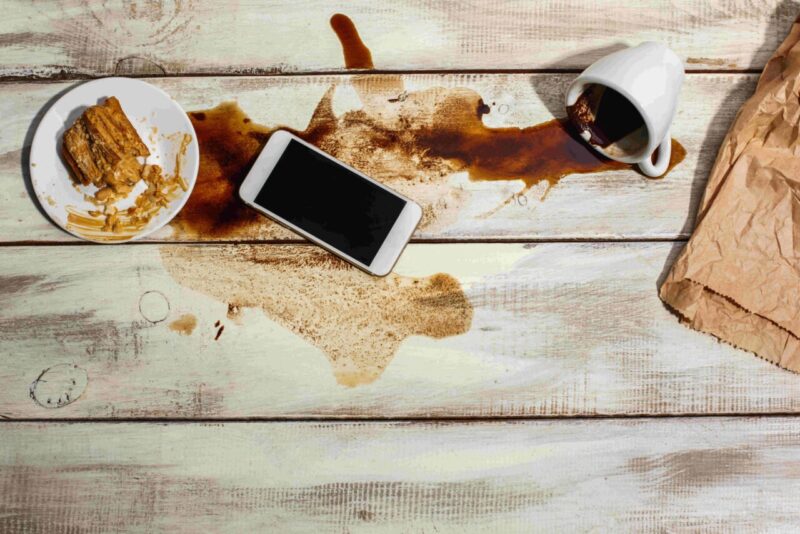 Cosa fare se il tuo iPhone cade nell’acqua: il consiglio di Apple sul riso