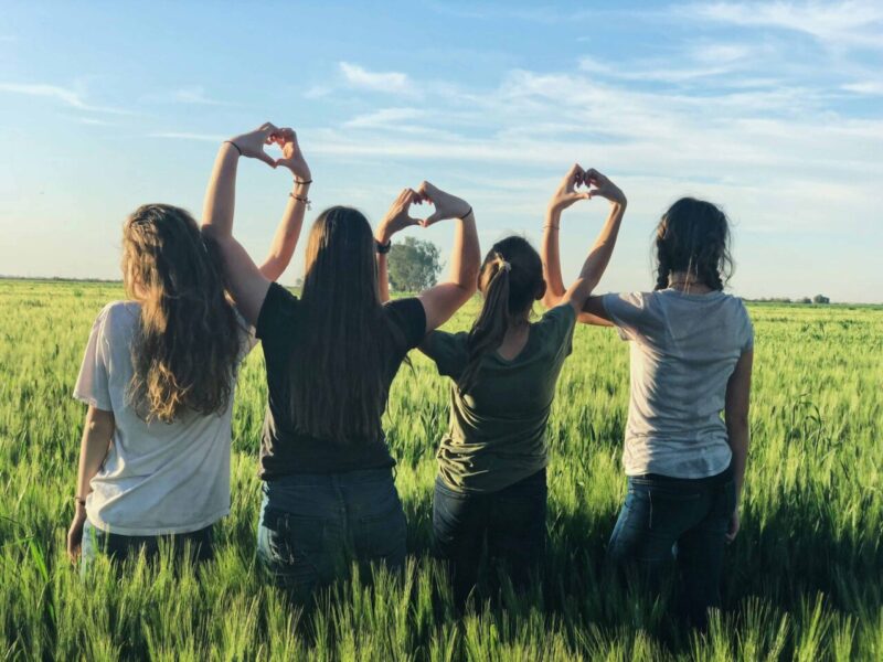 Perché i Millennials Sembrano Più Giovani: il Segreto del Loro Aspetto Giovanile