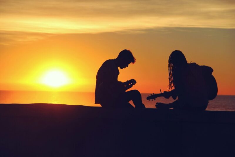 Perché la musica della nostra adolescenza ci emoziona ancora? Viaggio nostalgico tra ricordi e neuroscienze