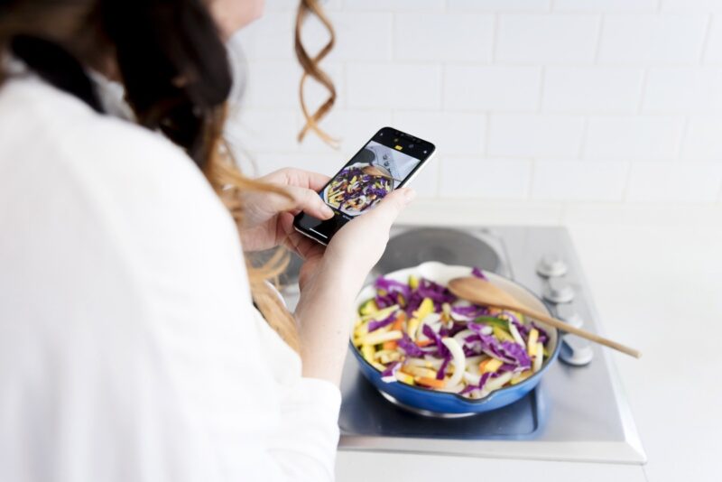 Social media e disturbi alimentari: l’impatto nascosto dei modelli di bellezza irrealistici