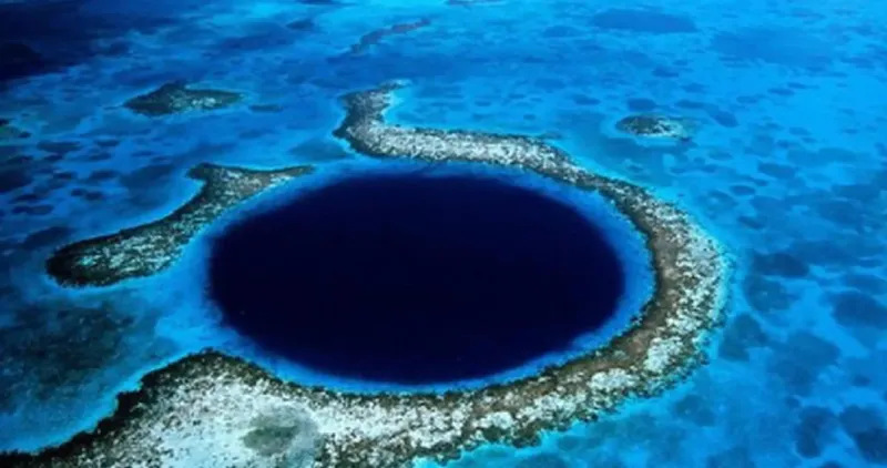Taam Ja’ Blue Hole: il buco blu più profondo del mondo sfida gli scienziati