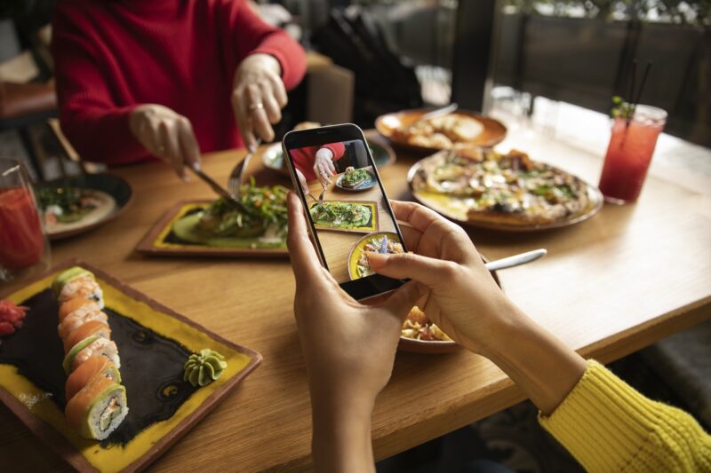 Affrontare l’ansia da social eating: ecco come superare il disturbo