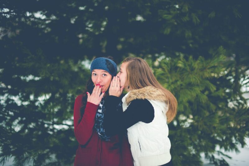 I ricercatori scoprono i sorprendenti benefici del gossip