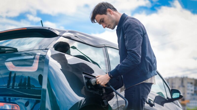 Teloni Solari: rivoluzione fotovoltaica per ricaricare le auto elettriche a costo zero