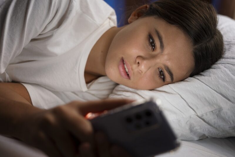 Il ruolo del sonno e dei social media nella funzione cerebrale degli adolescenti