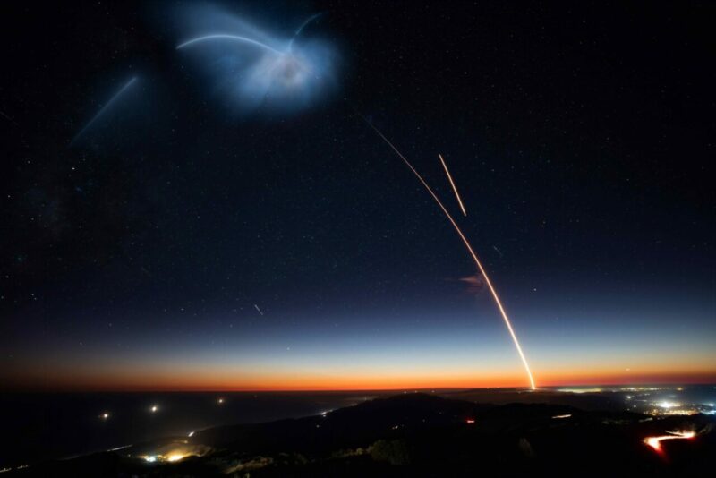 Enorme “Medusa Spaziale” Appare nel Cielo sopra un Concerto di Musica Elettronica: Le Immagini