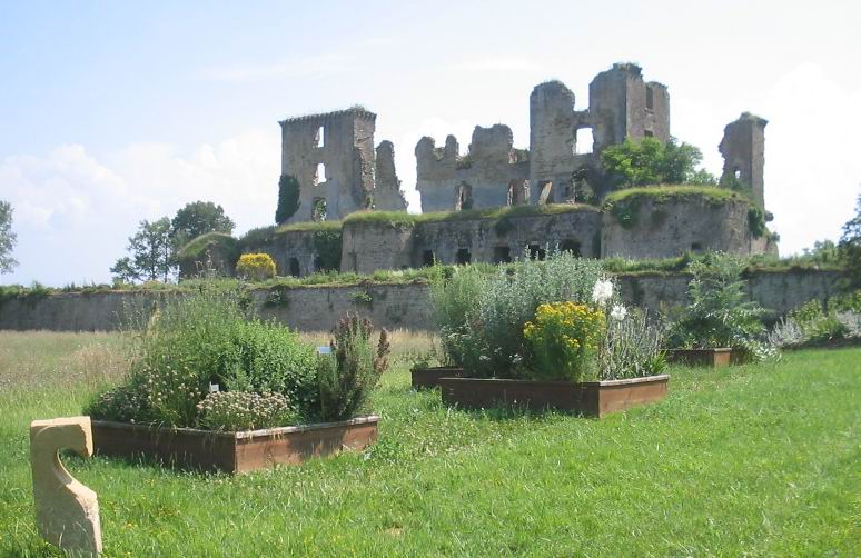 Castello di Lagarde offresi: una Regalia con il Peso della Manutenzione