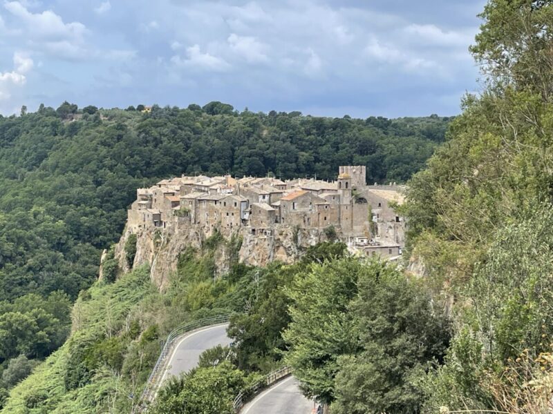 Calcata: Un Gioiello Medievale nell’Agro Falisco