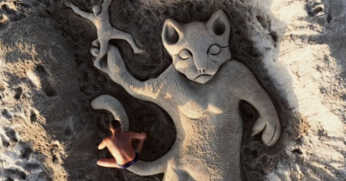 Scultura di Sabbia Commemora il Gattino Gettato dal Ponte a Sassari