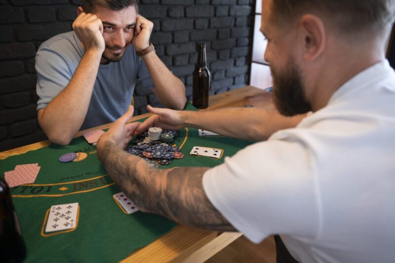 I giocatori di poker non sempre usano la strategia migliore, di proposito