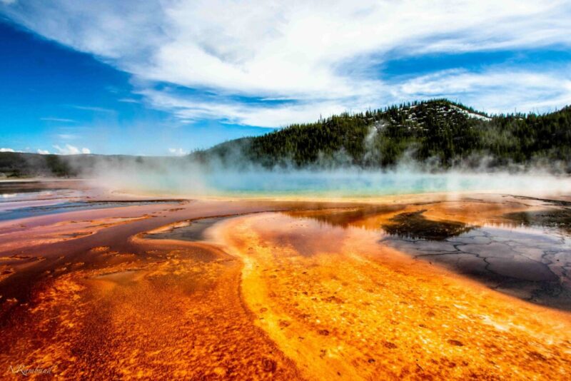 Un’esplosione idrotermale scuote il Parco di Yellowstone: turisti in fuga, nessun ferito