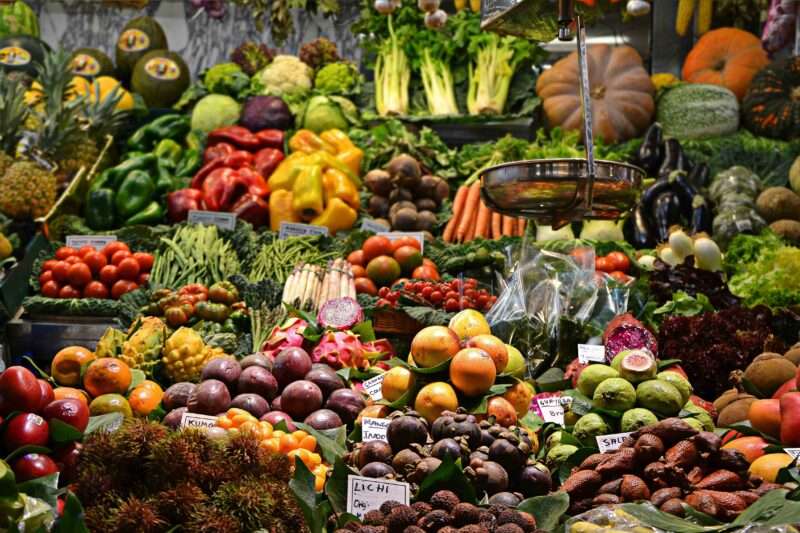 Pesticidi sulla frutta: perché sbucciare è meglio che lavare