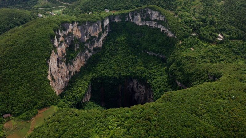 Enormi Buchi nelle Foreste Cinesi: Habitat di Vita “Celestiale”