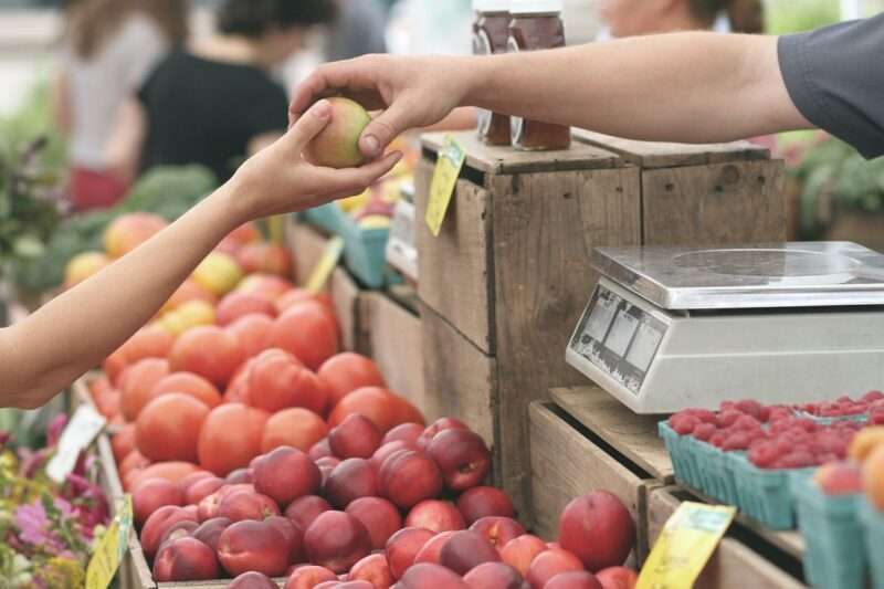 Frutti da mangiare con la buccia: scopriamo i benefici nascosti