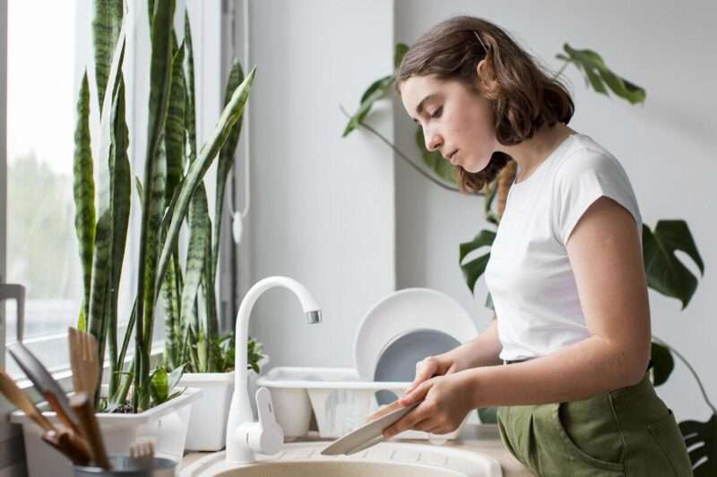 Lavastoviglie o lavaggio a mano: qual è il metodo più conveniente?