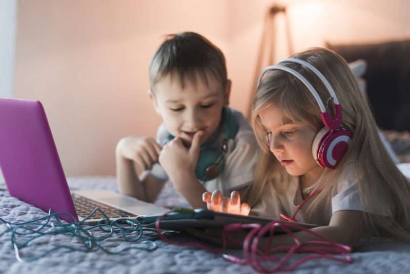 Dispositivi elettronici e bambini: perché la Svezia dice stop prima dei 2 anni