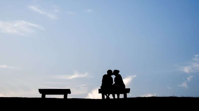 Perché ci baciamo? Il bacio potrebbe derivare dalla cura dei primati