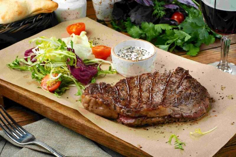 Scoperto il legame tra carne rossa e cancro del colon-retto: ecco come agisce il ferro