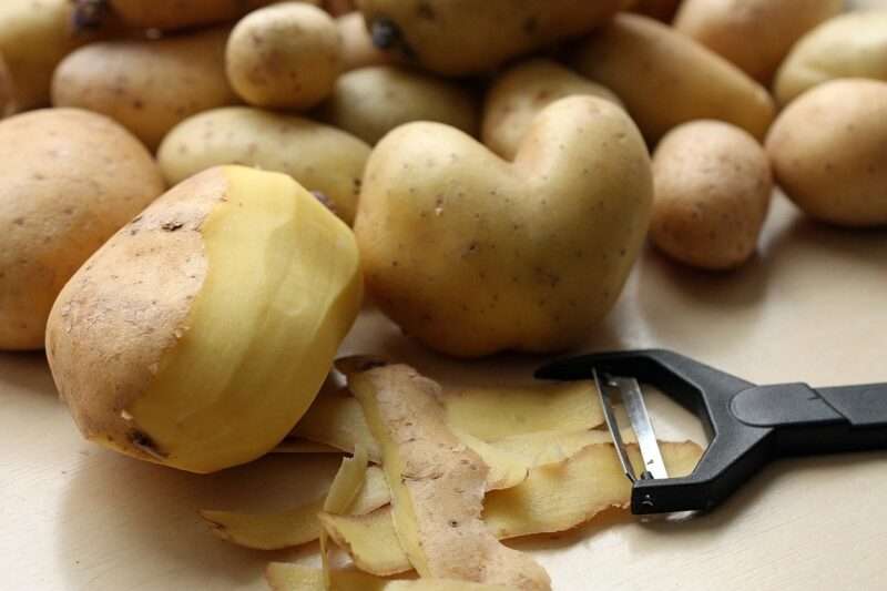 Bucce di Patate: segreto naturale per combattere la ritenzione idrica e il gonfiore