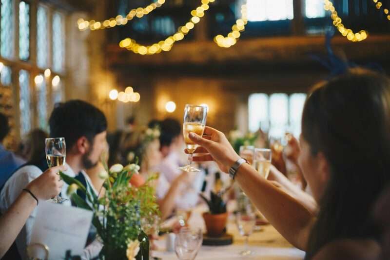 Quale alcol ha meno calorie? La guida al bere durante le feste