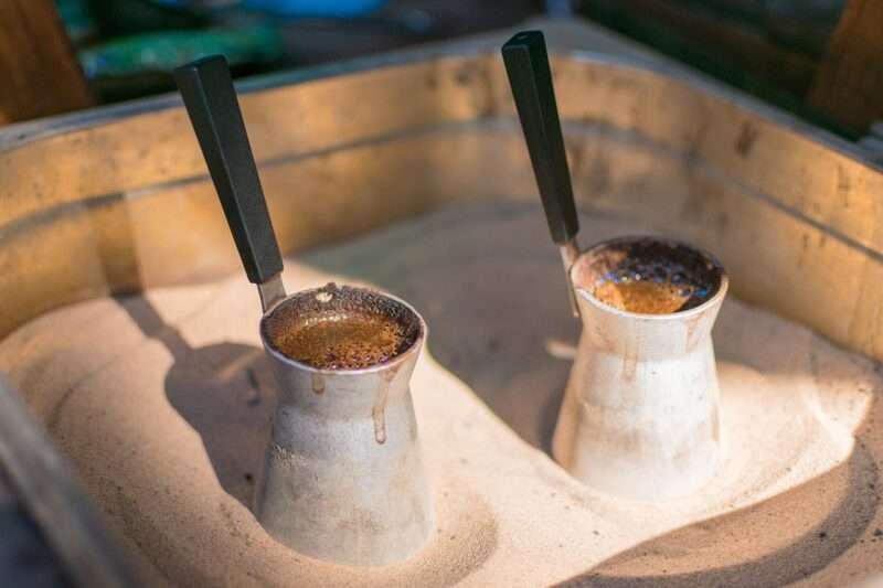 Il Caffè Turco Preparato Nella Sabbia: Una Tradizione Millenaria