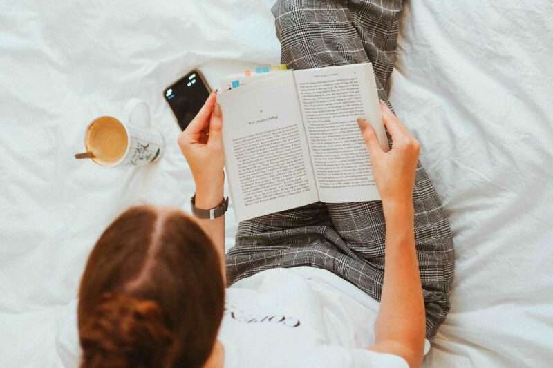 Book Therapy: Perché Leggere dopo le Vacanze è Benefico per la Mente