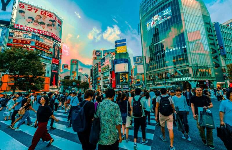 Perché le persone camminano spesso nella stessa direzione?