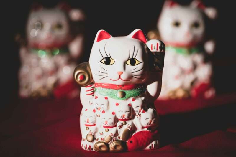 Maneki Neko: Il Gatto Portafortuna Giapponese e il Suo Significato