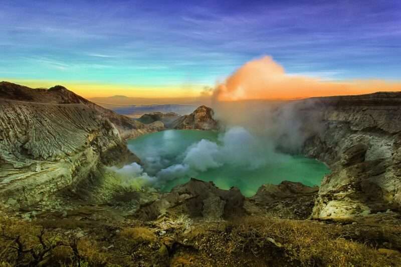 Kawah Ijen: il vulcano dalle fiamme blu e il lago acido più grande del mondo