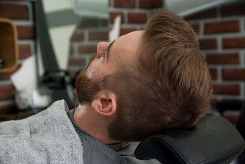 Lavarsi i Capelli dal Parrucchiere: Una Rara ma Possibile Minaccia per la Salute