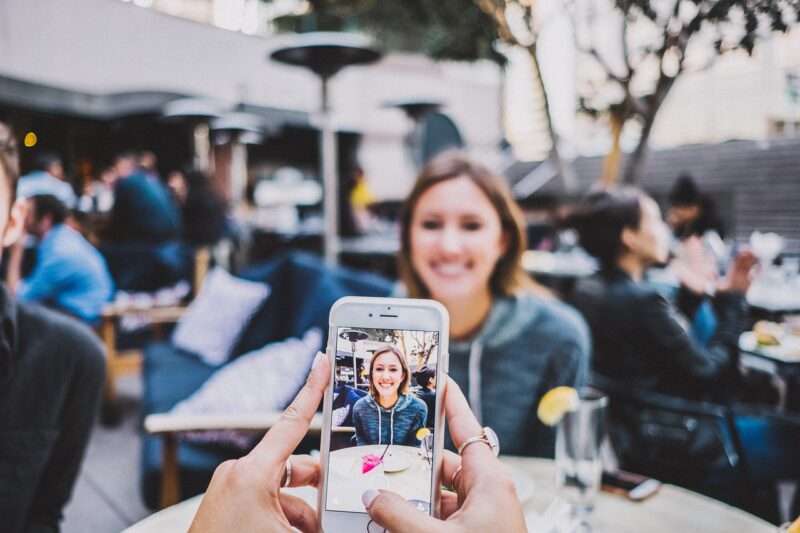 I giovani sono più felici quando usano il cellulare? Cosa dice la scienza