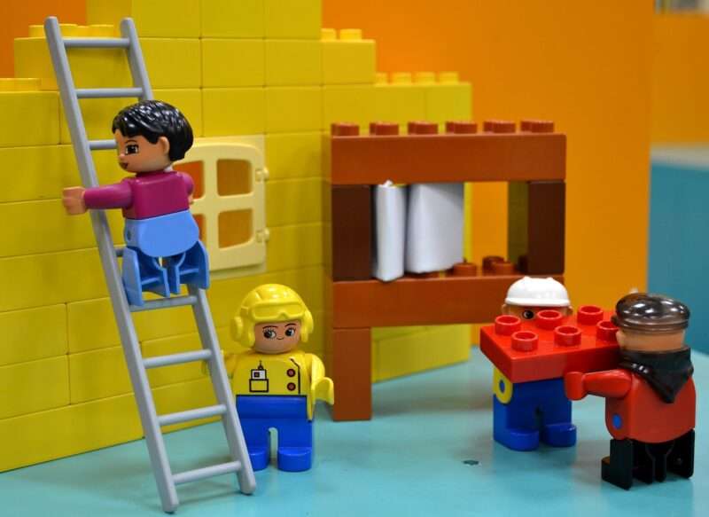 Una casa di Lego sarebbe più resistente del cemento?
