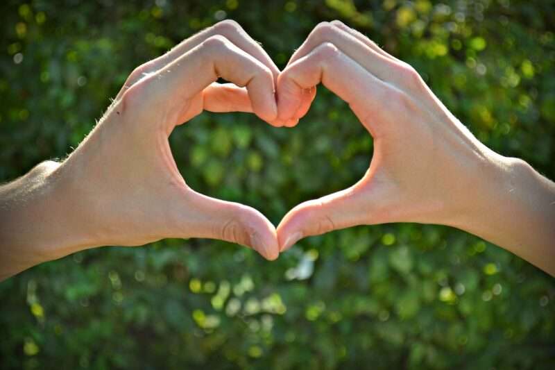 Sia gli uomini che le donne preferiscono partner più giovani (e i soldi non contano)