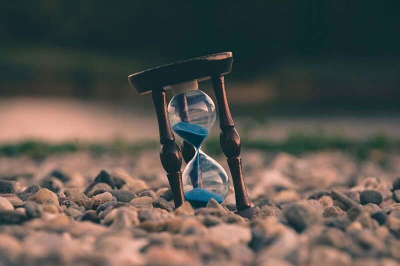 Il tempo può scorrere all’indietro nella fisica quantistica: perché non ci ricordiamo del domani?