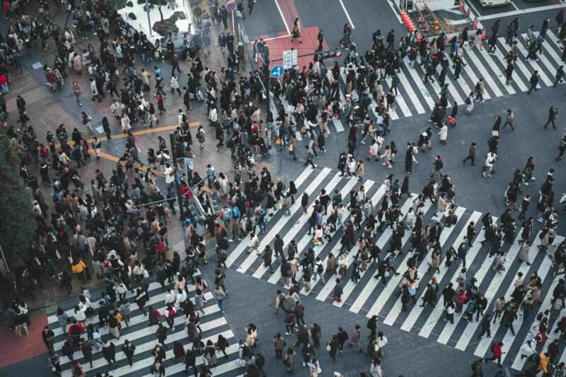 La matematica ci insegna a camminare tra la folla: la regola dei 13 gradi
