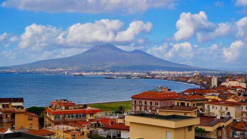 Panico a Napoli per il terremoto ai Campi Flegrei: cosa sta succedendo?