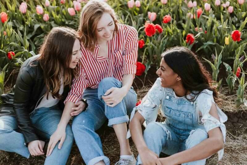 Le donne parlano più degli uomini? La scienza dice sì, ma solo tra i 25 e i 64 anni
