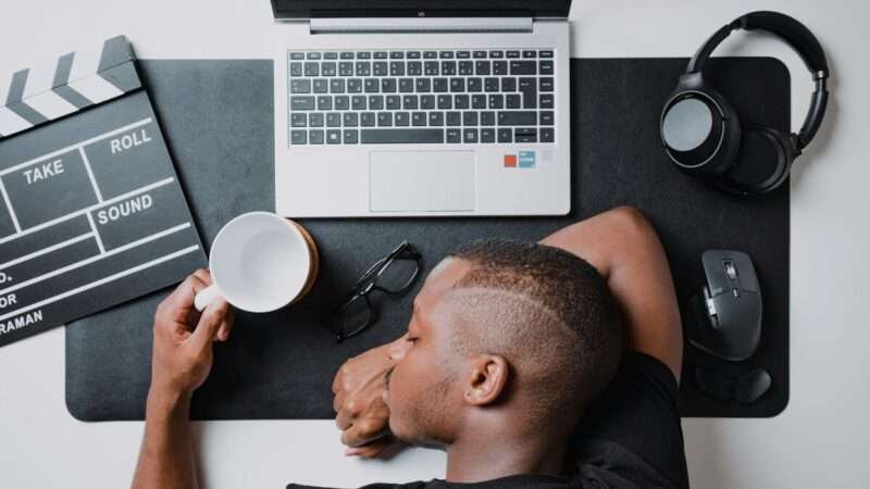Gli Americani Soffrono di Burnout: Stress Generazionale e Cause