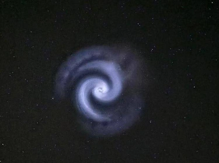 Misteriosa spirale blu nei cieli d’Europa: la spiegazione scientifica