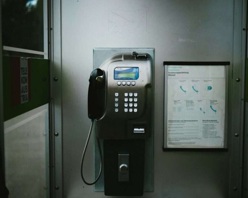 Telefonate o messaggi truffa: basta rispondere per rischiare grosso