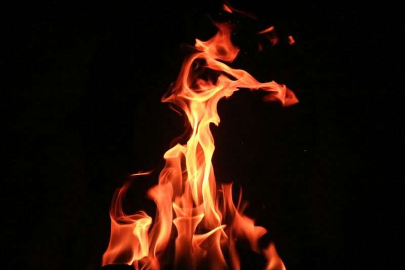 Scoperto un nuovo stato della materia: “metà ghiaccio, metà fuoco”