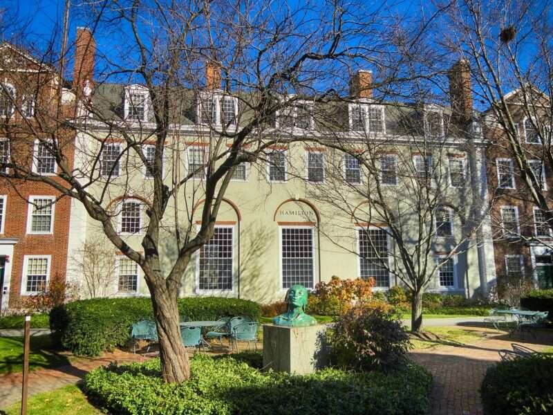 Harvard sfida Trump: congelati 2,2 miliardi di fondi federali
