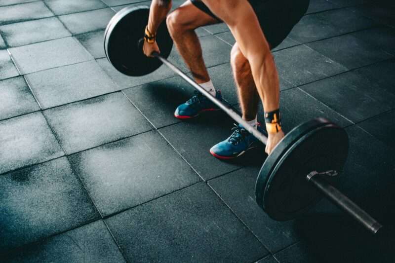 Sollevare pesi, sollevare la mente: come l’allenamento con i pesi protegge il cervello che invecchia