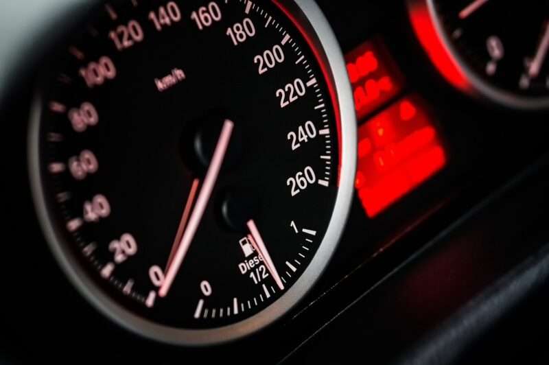 Uomini più inquinanti delle donne: lo studio francese tra carne, auto e consumi