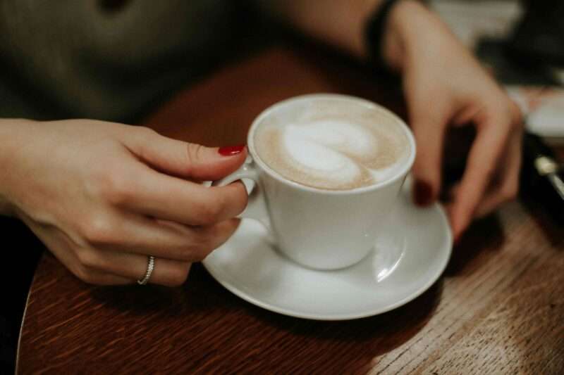 Caffeina e cervello: come rovina il sonno anche dopo ore